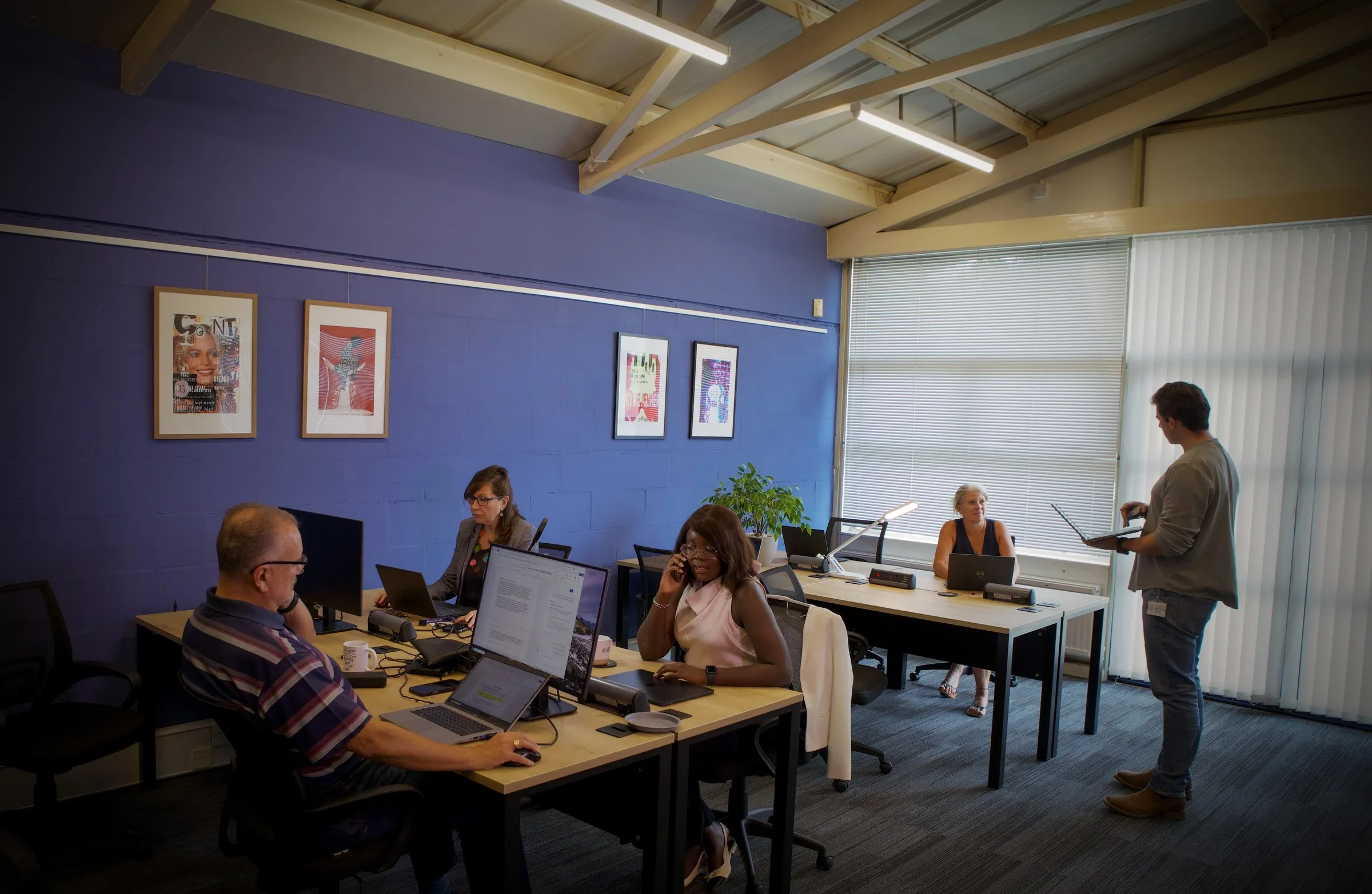 Open-plan co-working: Ergonomic workstations, fast Wi-Fi, natural light.